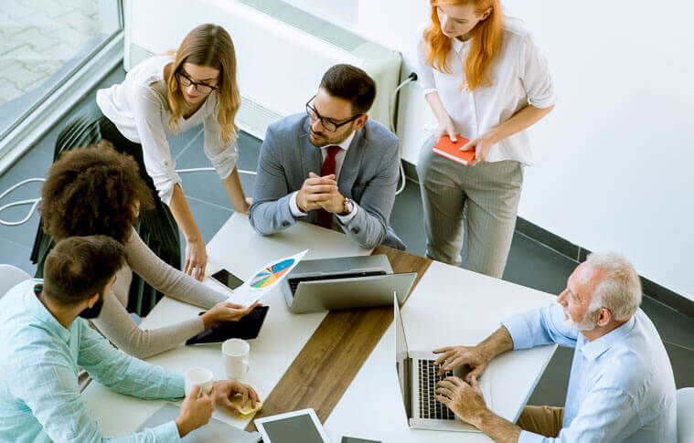 Consulente SO.FIN.COOP che illustra una soluzione di finanziamento a un cliente